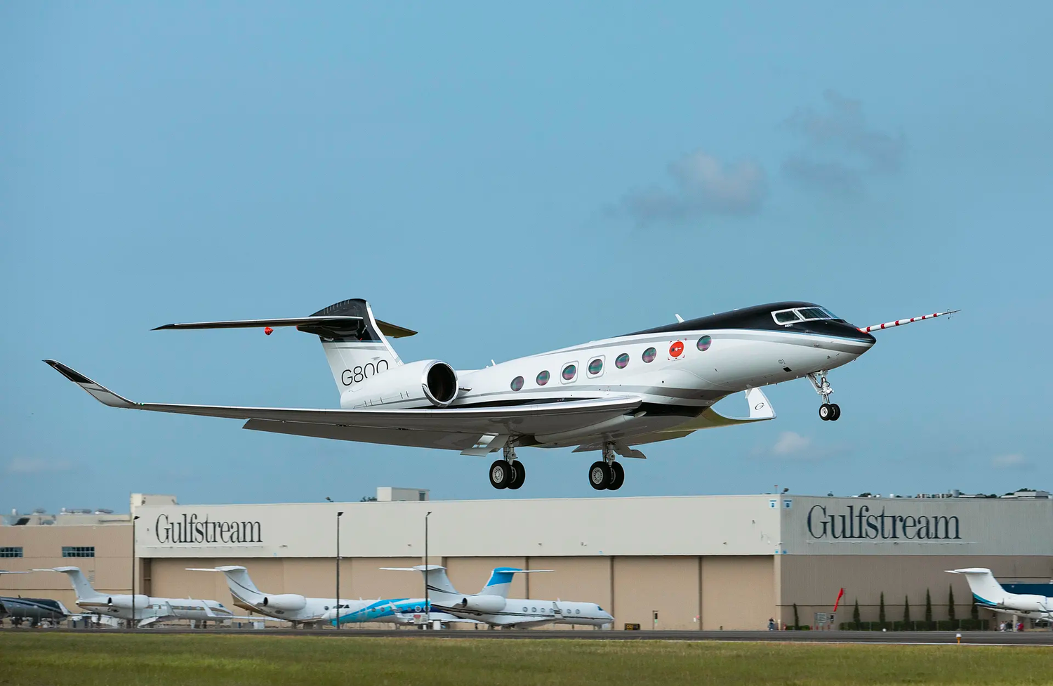 Gulfstream G800 Makes Maiden Flight